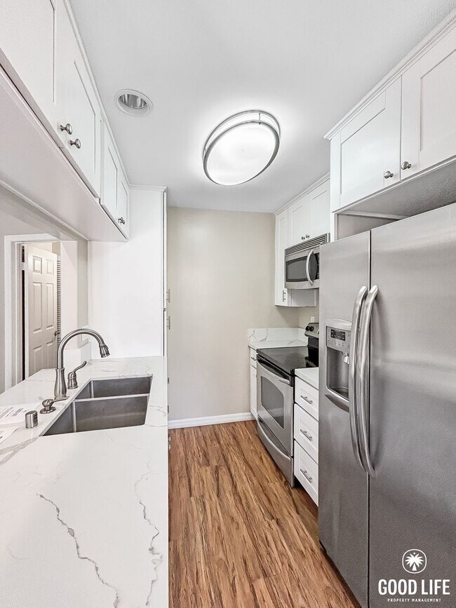 Building Photo - Beautiful 2B/2BA Townhouse w/ Washer/Dryer...