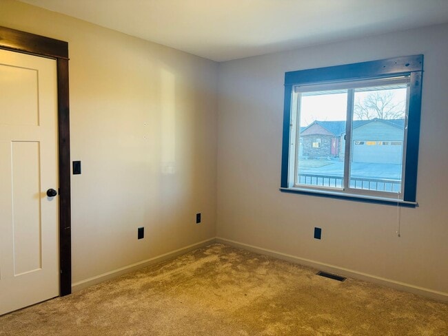 Building Photo - 4 bedroom 3 bath home