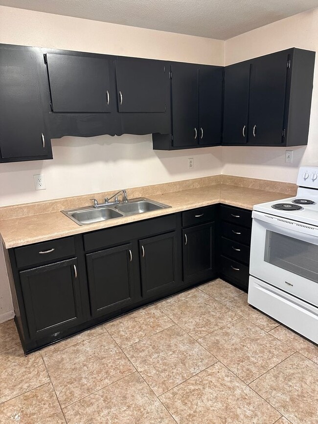 Building Photo - 3 Bedroom/ 1 1/2 Bath House - GREAT LOCATION