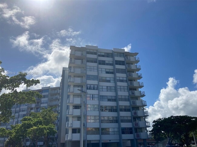 Building Photo - 1300 NE Miami Gardens Dr