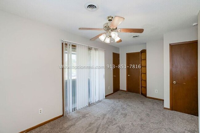 Building Photo - Towers 120- Spacious towhnhome!