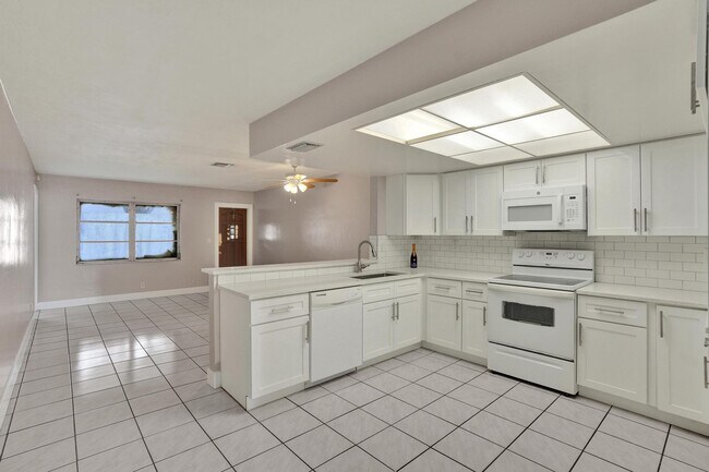 Building Photo - 7010-7012 NW 78th Ave