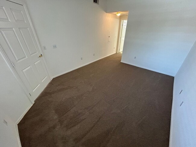 Building Photo - SPACIOUS 2 BEDROOM, 2 BATHROOM UPSTAIRS CO...