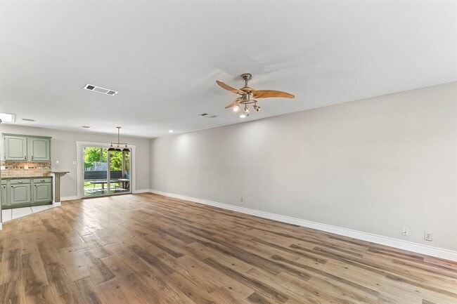 Building Photo - 1807 Iris Ln