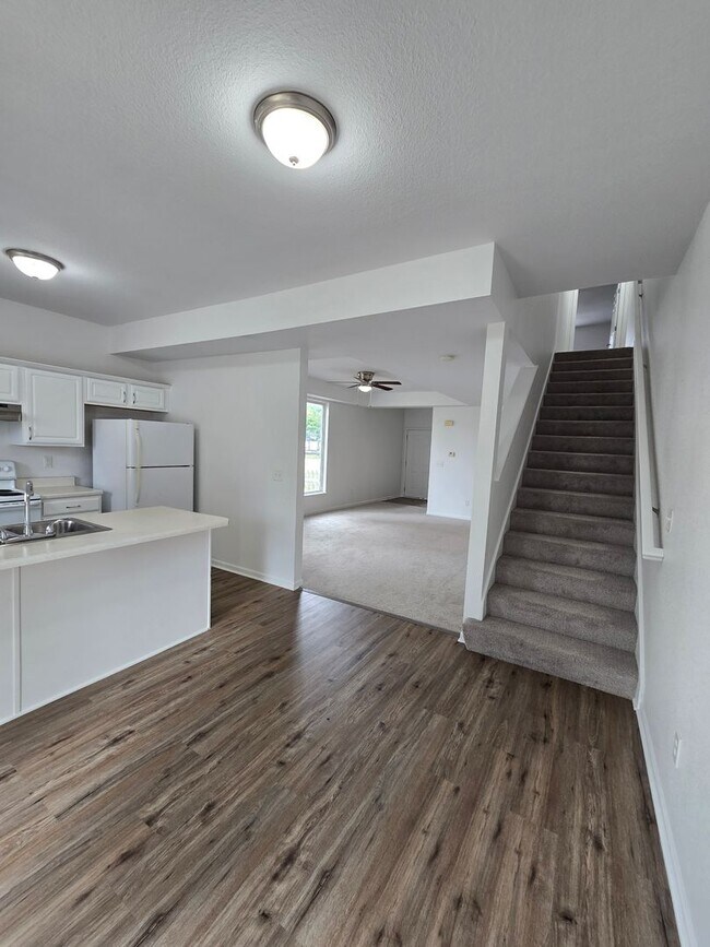 Building Photo - 3 bedroom duplex