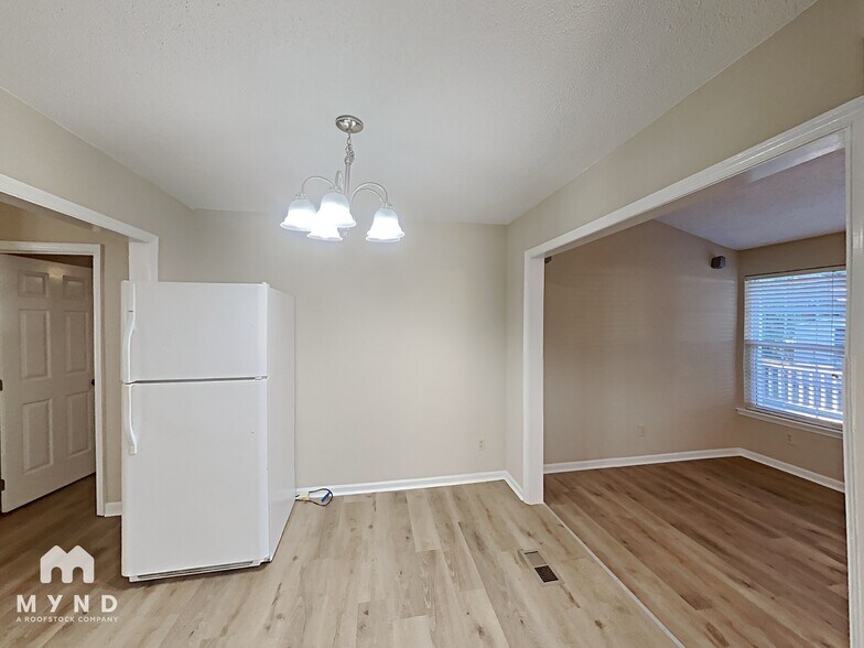 Building Photo - 4521 Aviemore Crescent