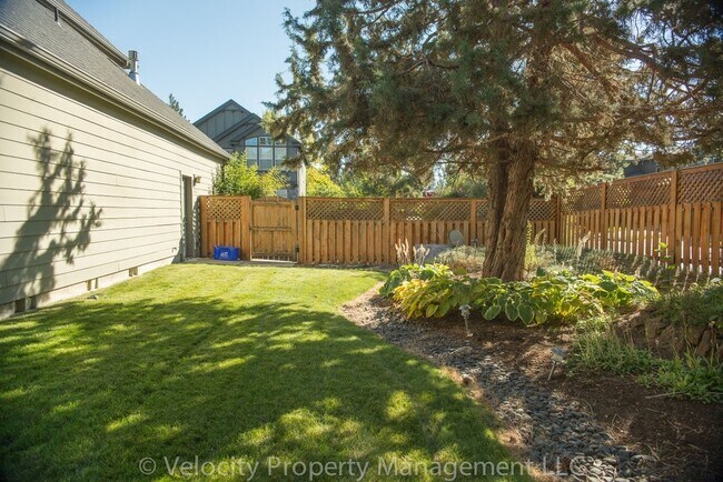 Building Photo - Large 5 Bedroom River Canyon Estates Home with Community Pool!