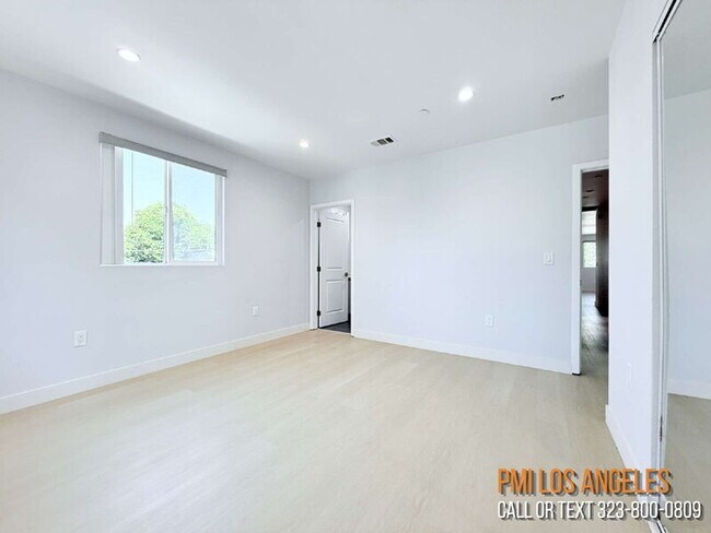 Building Photo - 206 1/2 E 87th