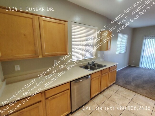 Building Photo - 1404 E Dunbar Dr