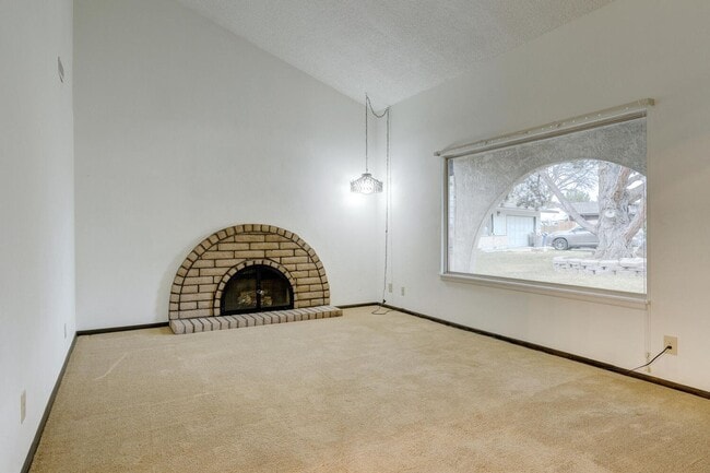 Building Photo - Charming Residence in a Prime Location 3bed/2bath - Shop Not Included