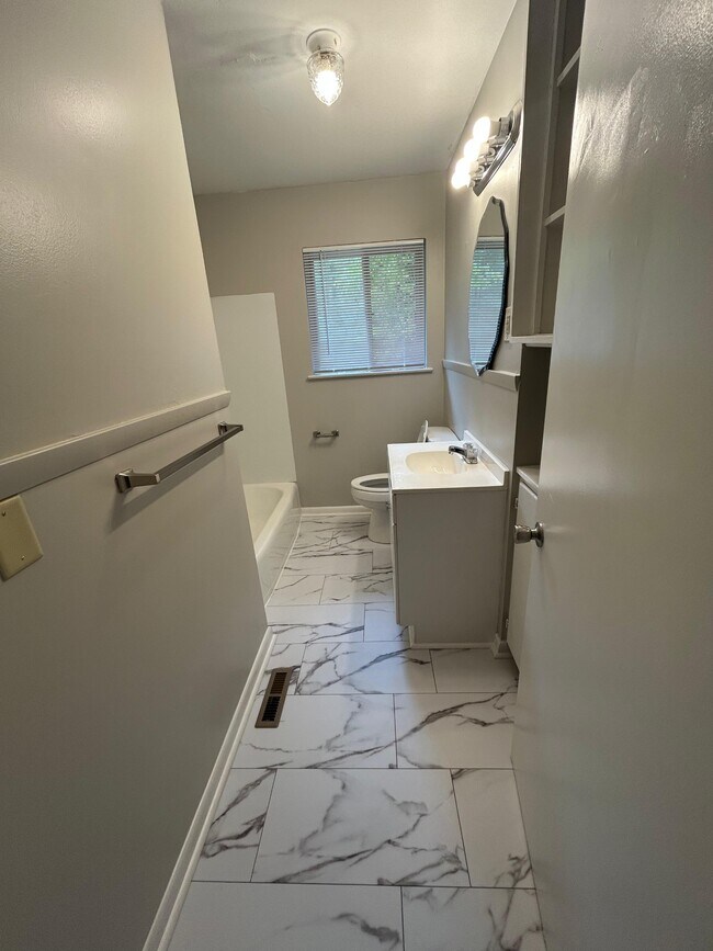 Building Photo - 3715 Rollingwood Dr