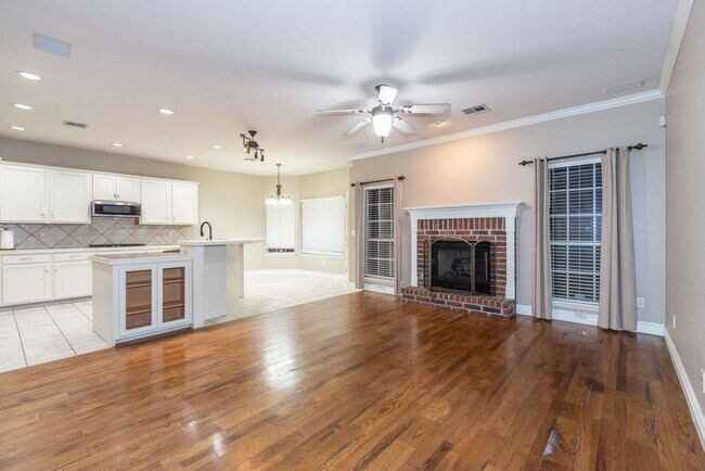 Building Photo - 5 Bed / 2.5 Bath in South Tulsa!