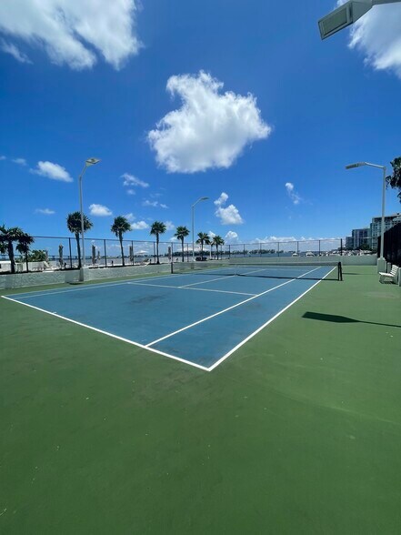 Building Photo - 126 SE 15th Rd