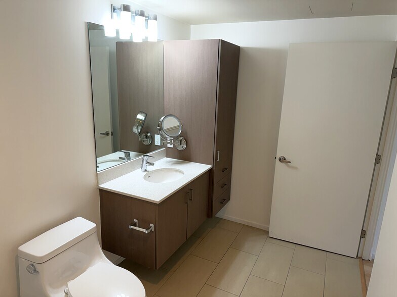 Master Bath - 3100 6th Ave