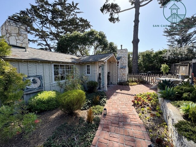 Building Photo - 3 Bed / 2 Bath Charming Carmel Point Home