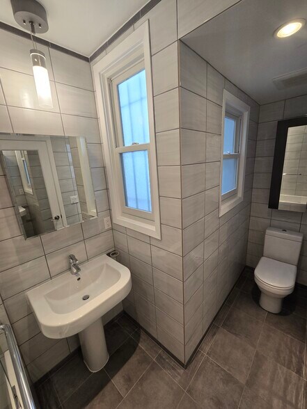 Full bathroom in hallway - 1681 9th Ave