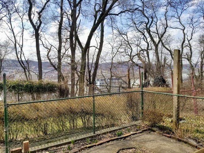 Building Photo - Spacious Three Bedroom in Oakland! Decorative Fireplaces & Lots Of Natural Light! Call Today!