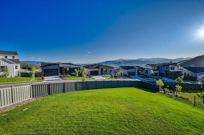 Building Photo - 1722 Oakridge Cir