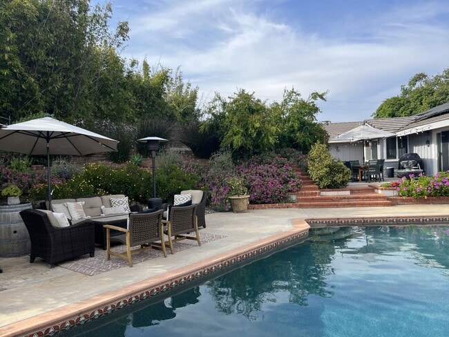 Building Photo - Beautiful 3-bedroom, 2.5-bath country-styl...