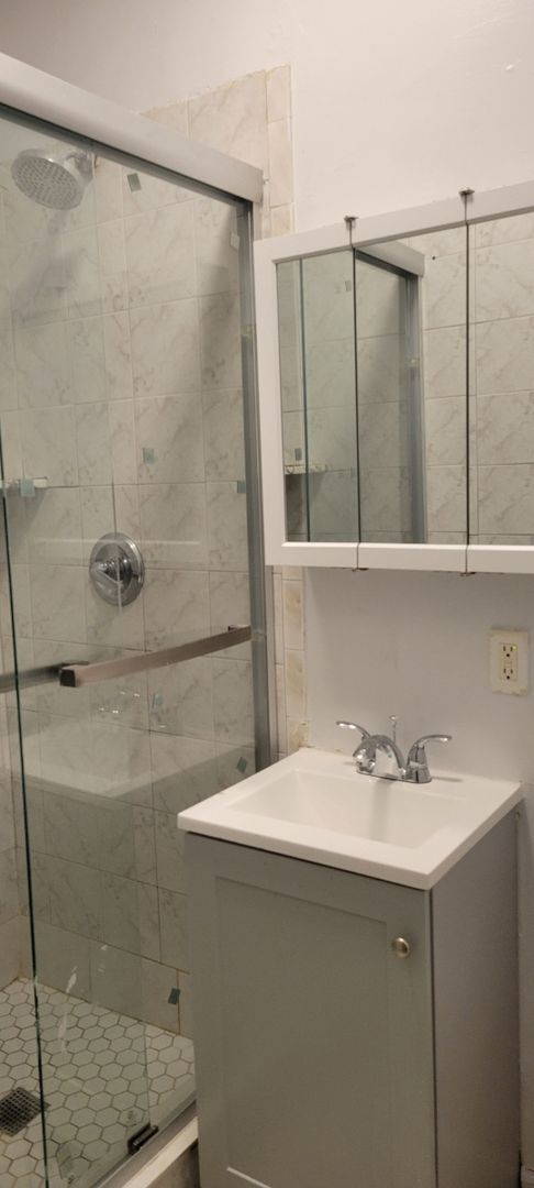 Building Photo - Rare 4 bedroom apartment in Astoria