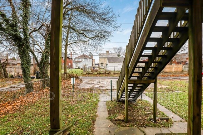 Building Photo - 987 Lilley Ave