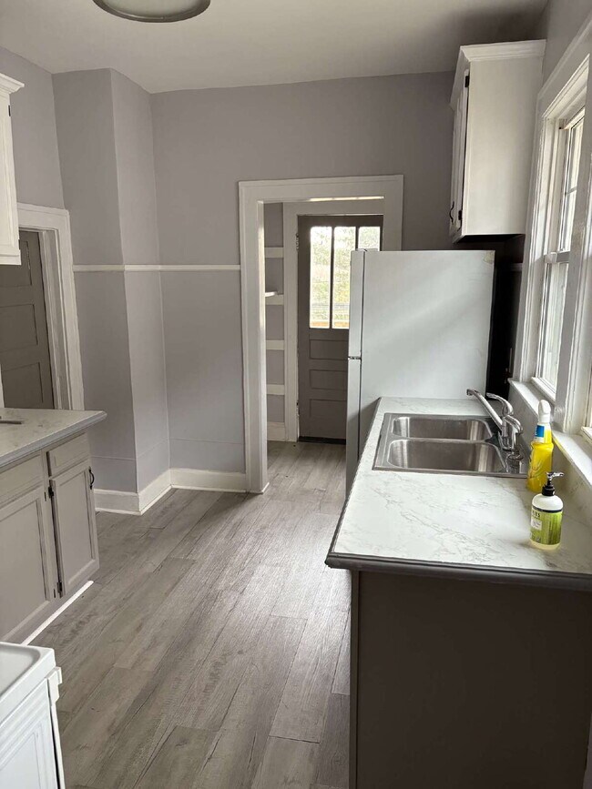 Building Photo - Rare Downtown Asheville Rental: 3BR/2BA House with Huge Yard & City Convenience- Dogs allowed!