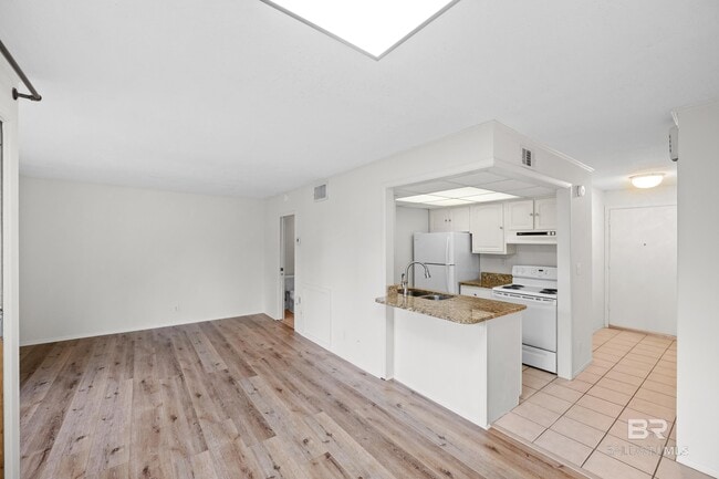 Building Photo - 2058 Sea Cliff Dr N