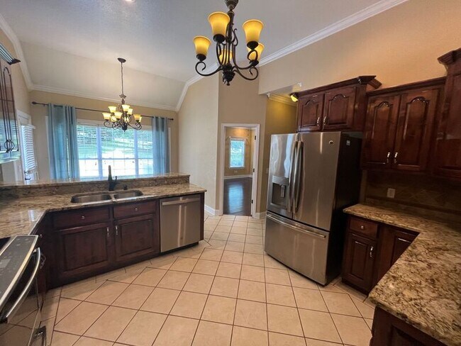 Building Photo - 607 Castle Dr