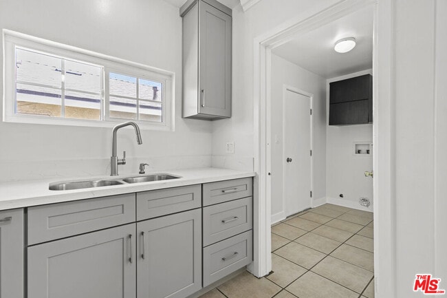 Building Photo - 10823 Cantara St
