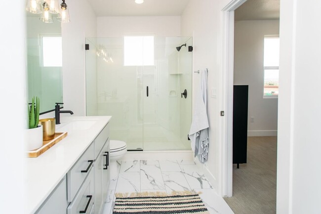 Building Photo - End Unit Townhome in Woodland Estates