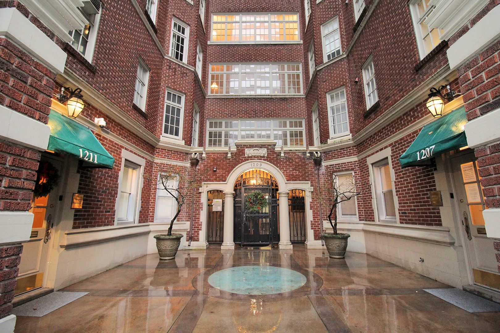 Building Photo - 1209 SW 6th Ave