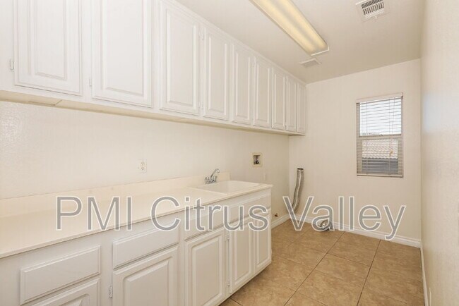 Building Photo - 28560 Sunridge Ct