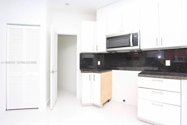 Building Photo - 15631 SW 11th Terrace