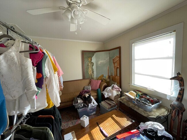 Building Photo - Three Bedroom on Easy St!