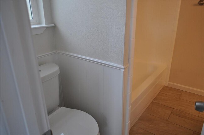 Building Photo - 2232 Shady Brook Dr