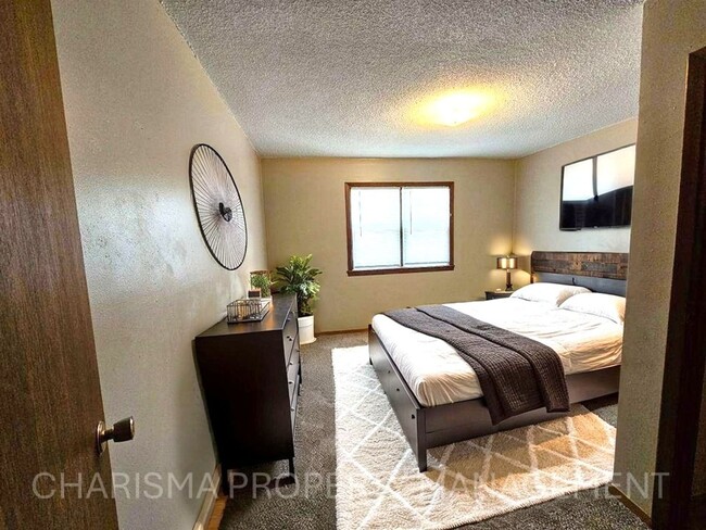 Building Photo - 1 BD, 1 BA WALK IN LEVEL UNIT IN GARRETSON...