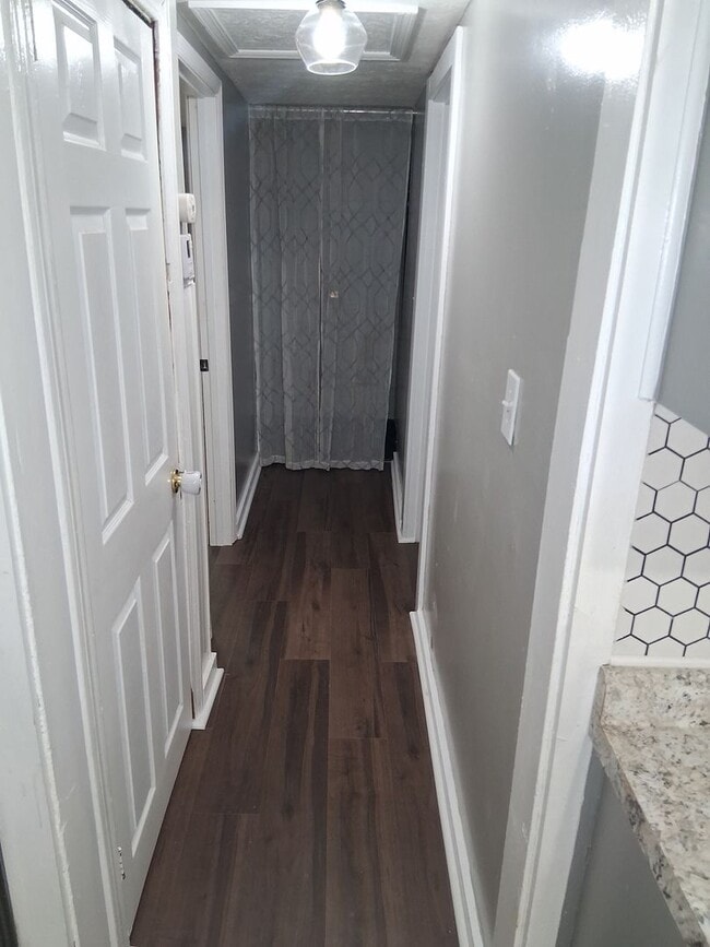 Building Photo - Charming 2 bed 1 bath with AC, large fence...