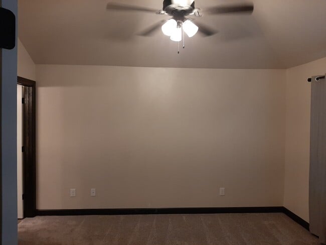 Building Photo - 4210 W Country Club Dr