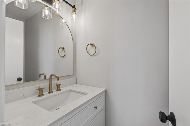 Building Photo - 2232 Vista Cir