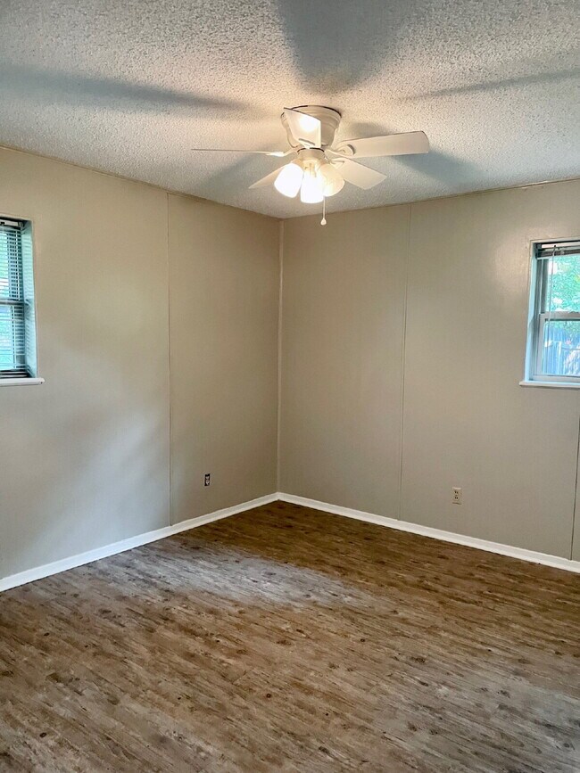 Building Photo - 3 bedroom 2 bath in quiet neighborhood