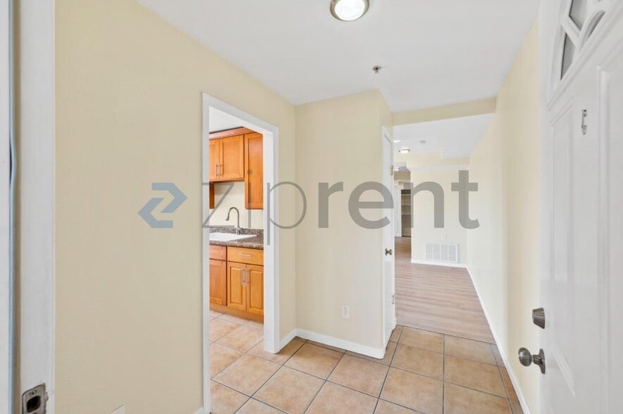 Building Photo - Unit C