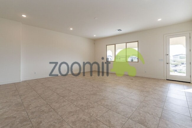 Building Photo - Beautiful Views!