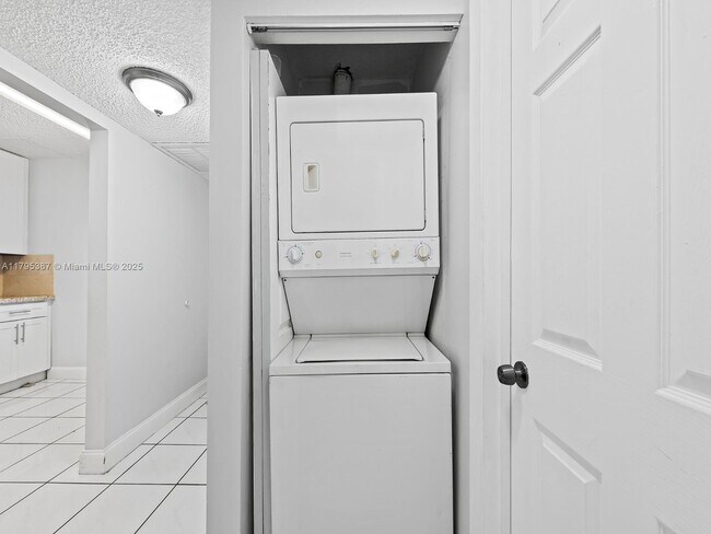 Building Photo - 3868 Carambola Cir N