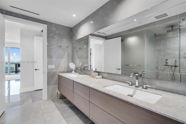 Building Photo - 18501 Collins Ave