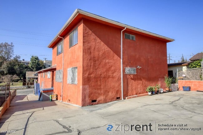 Building Photo - 2 br, 1 bath Triplex - 2218 Lincoln Park A...