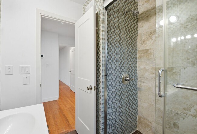 Building Photo - Beautiful Houston Home Featuring a Private Pool