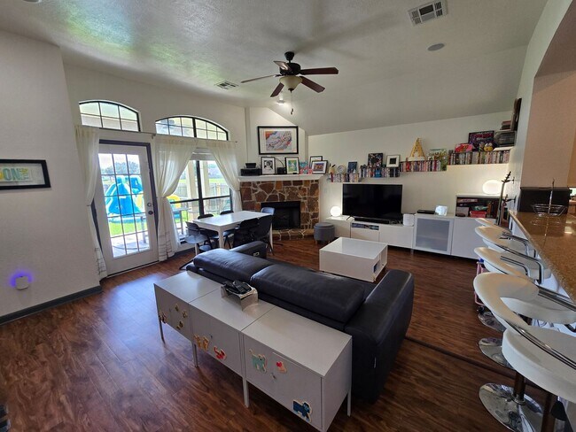 Building Photo - 15417 Meadow Pass