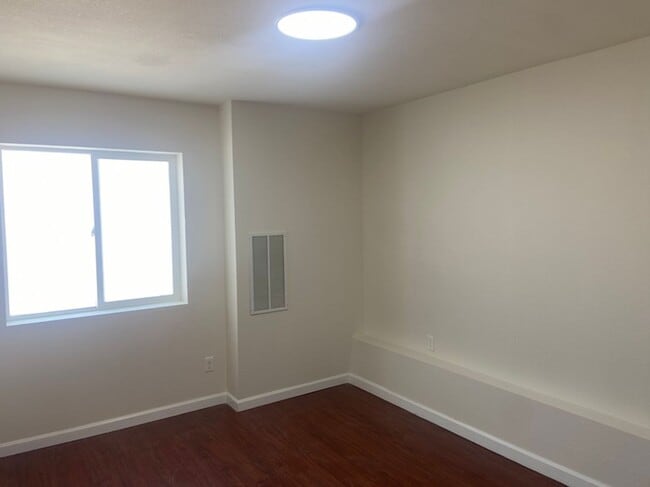 Building Photo - 1395 Oakdale Ave