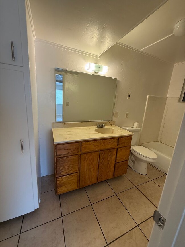 Building Photo - Price Reduced!! 2 bed 1 Bath - Contact Property Pros