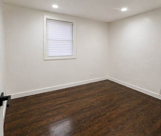 Building Photo - 2321 W 81st Pl